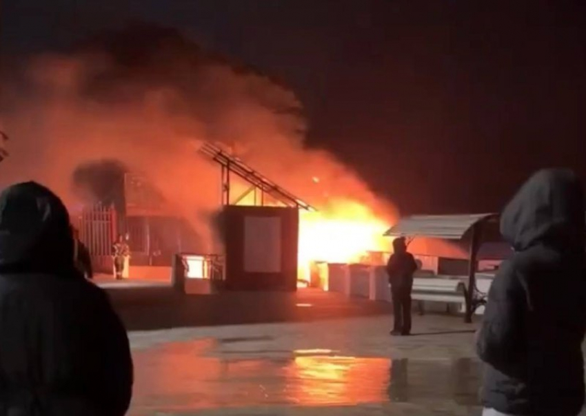 Пожар на набережной в Сочи уничтожил спасательную будку и общественный туалет