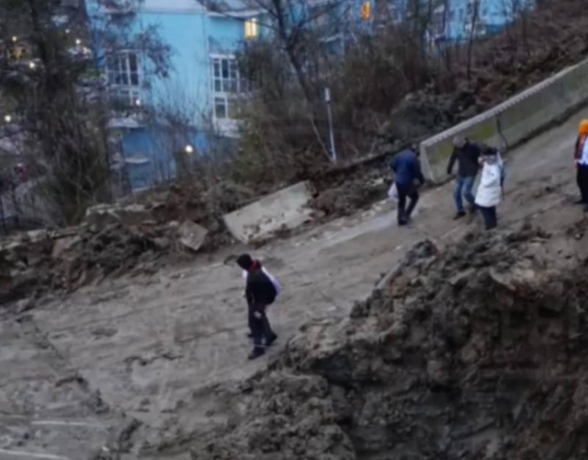 Работы ведутся не там: пока власти Сочи медленно устраняют грязь от схода оползня, он готов уничтожить дома и гимназию