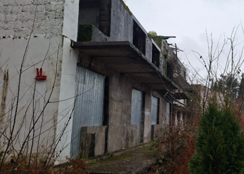 13 аварийных зданий снесли в Лазаревском районе Сочи