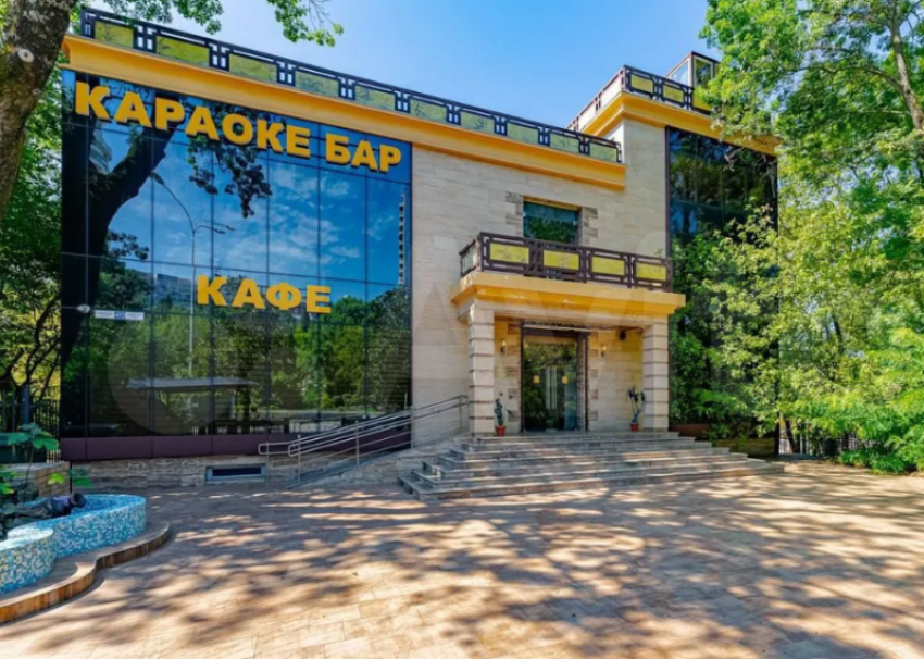 В Сочи выставили на продажу караоке-клуб в самом центре города