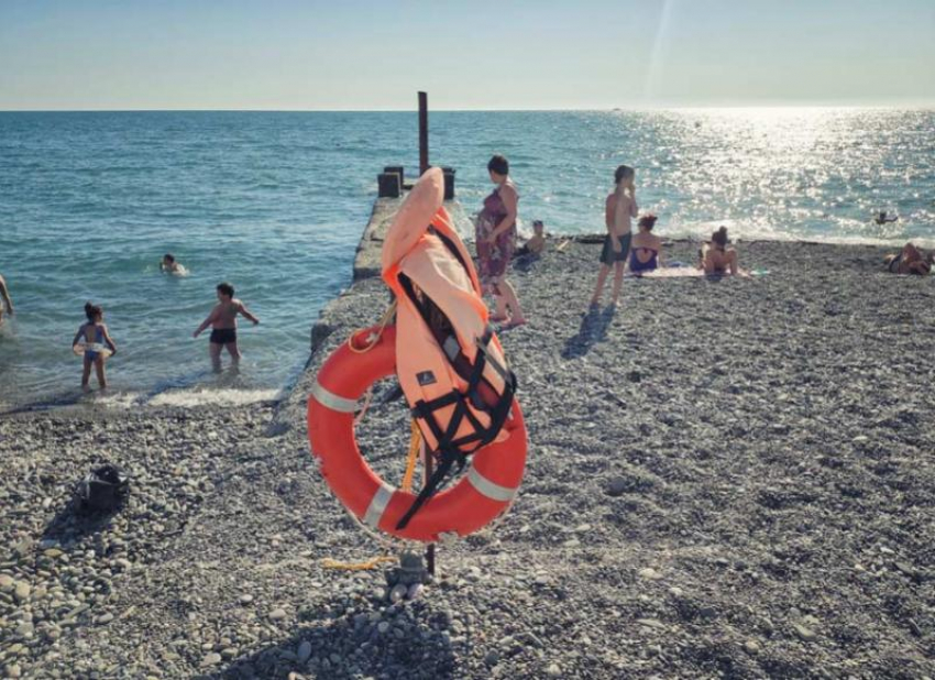 На пляже в Сочи мужчина избил спасателя