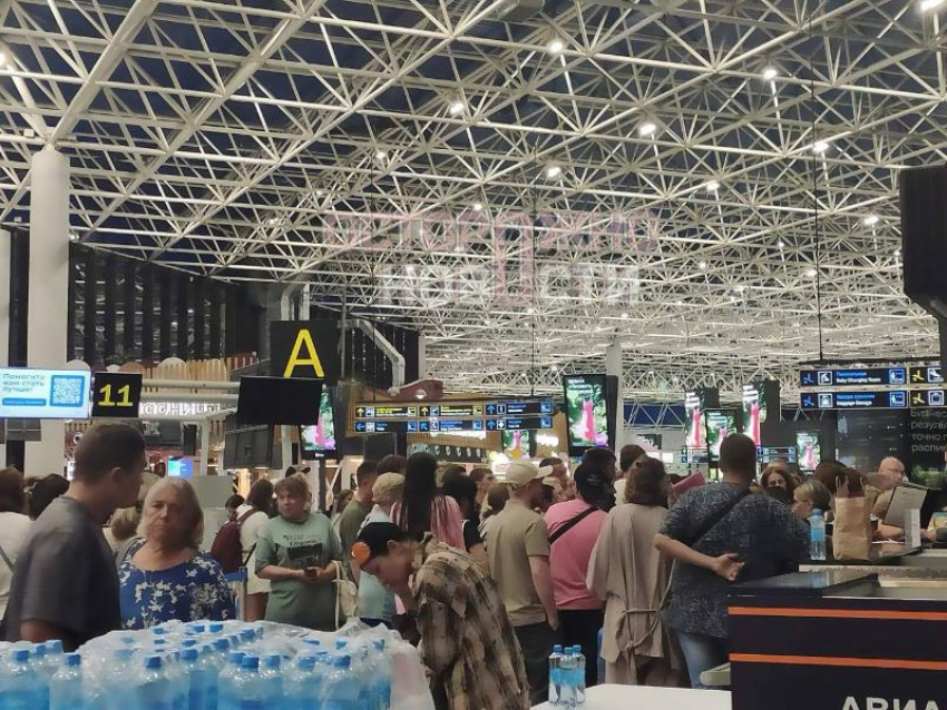 Туристам из Абхазии, которым обещали запасной борт в Сочи, не хватило мест в самолете 