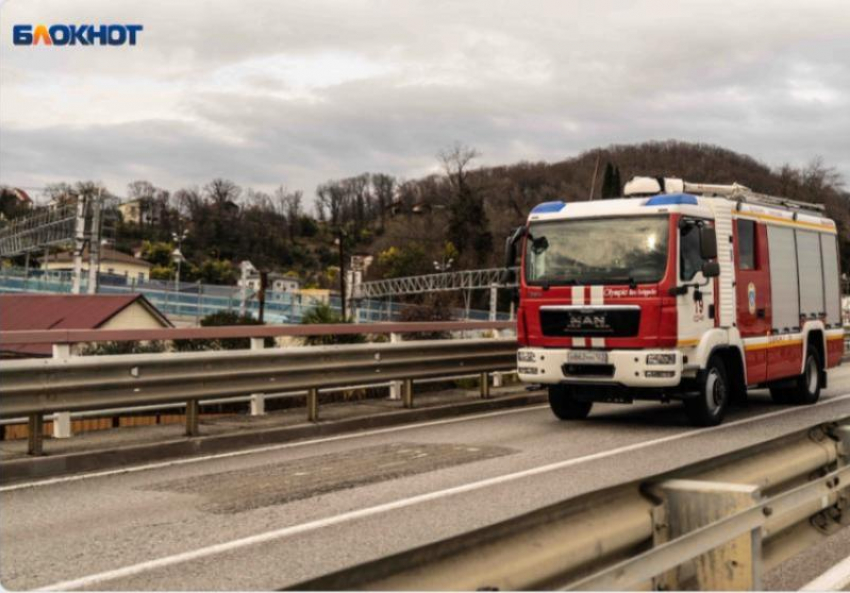 Огонь уничтожил две иномарки во дворе жилого дома в Сочи