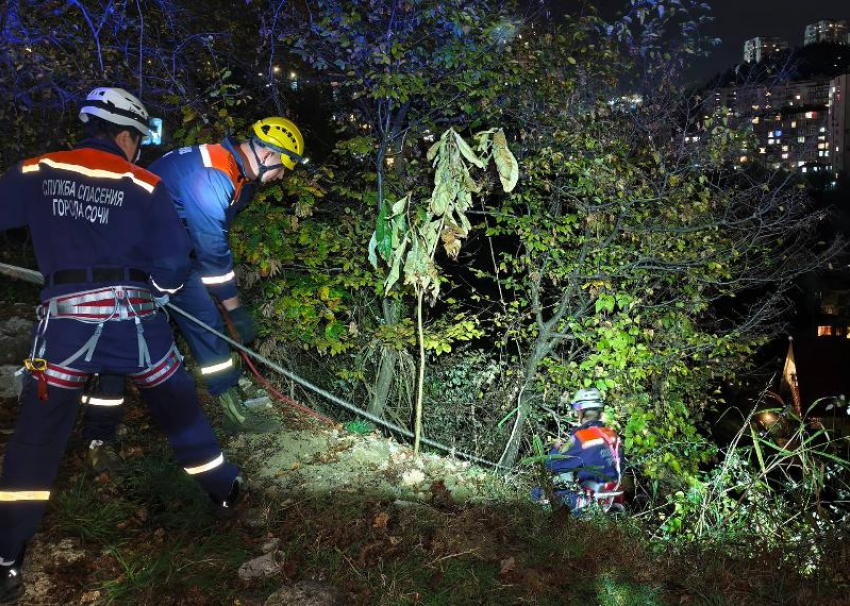 Женщины заблудились на горе Сочи, а пара упала в овраг