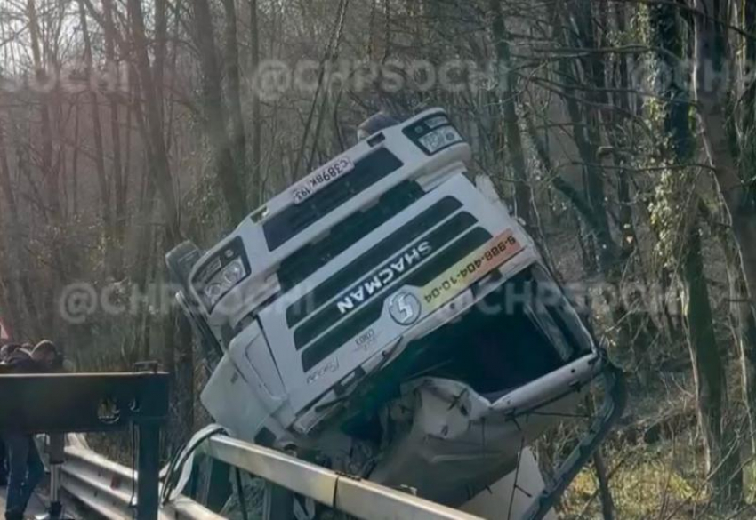 Водитель бетономешалки погиб на трассе в Сочи