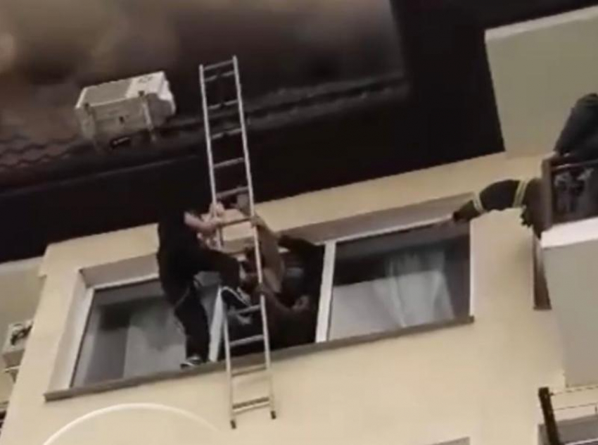 Девушка вылезла на кондиционер за окном, спасаясь от пожара в многоэтажке Сочи