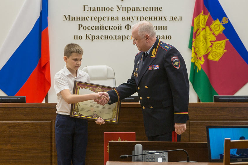 Сочинского школьника наградили почетной грамотой МВД за мужество и героизм