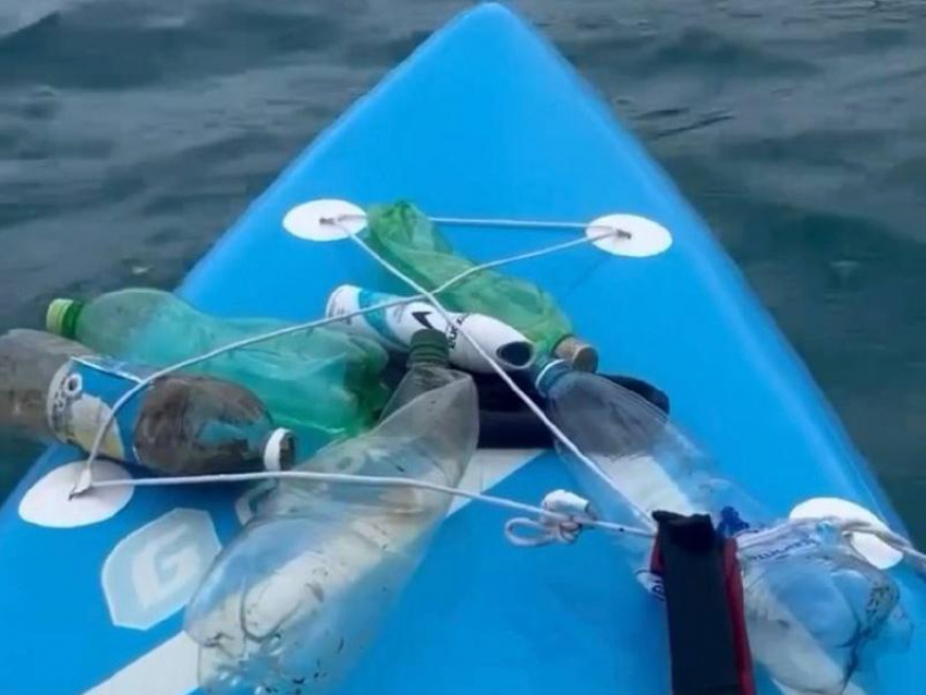 В Сочи сёрферы на сапах ежедневно спасают море от мусора 