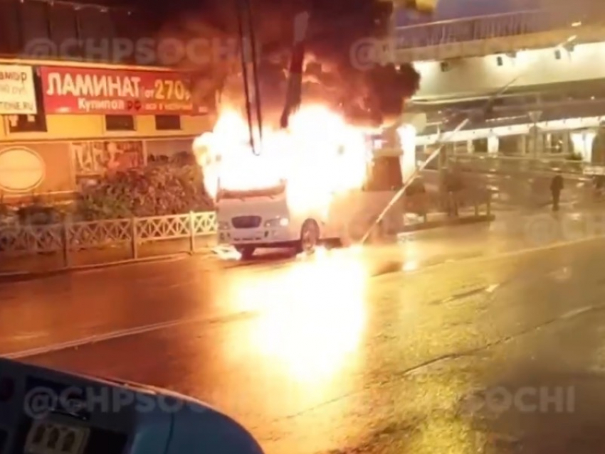 В Центральном районе Сочи сгорел автобус 