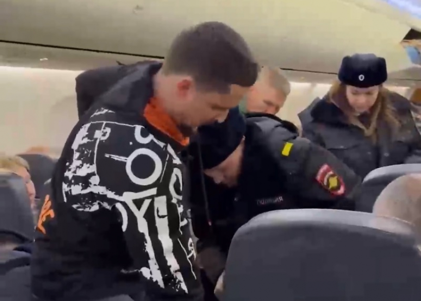 Неадекватного пассажира рейса Пермь-Сочи вынесли из самолета  