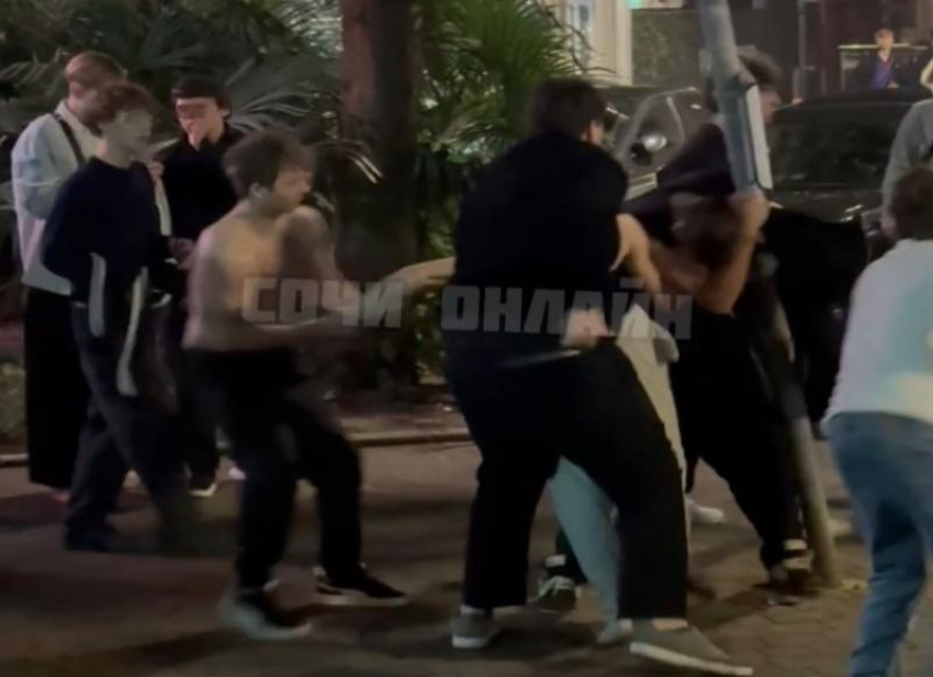 Зумеры устроили массовую драку в центре Сочи