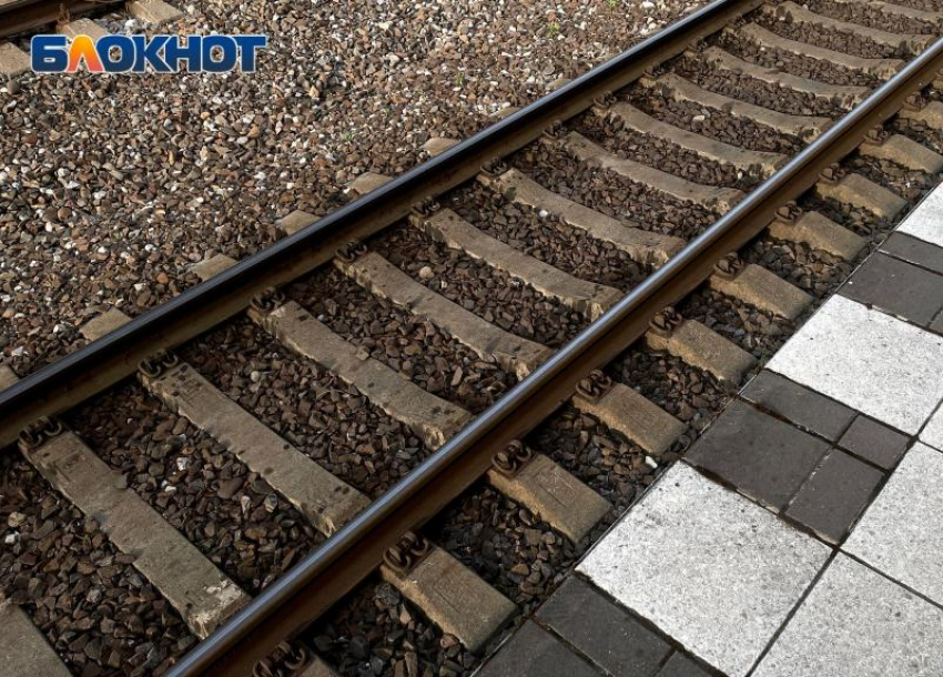 Двое школьников подкладывали камни на рельсы в Сочи