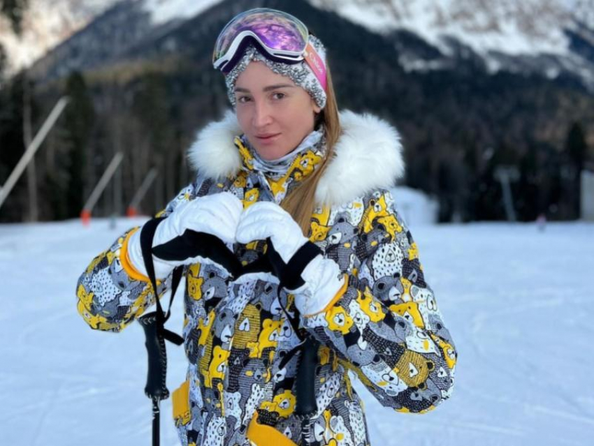 «Падать и снова подниматься»: Ольга Бузова эпично шлепнулась на горнолыжном курорте в Сочи 