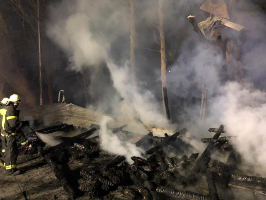 МЧС озвучили причины возгорания торговых павильонов в Сочи 