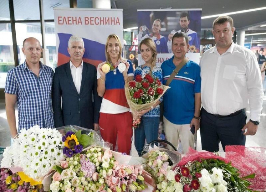 Сочинский аэропорт радушно встретил олимпийскую чемпионку Елену Веснину