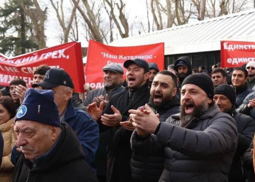  У армянской церкви Сочи прошла массовая акция против раскола