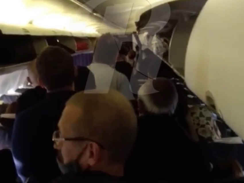 Из-за пропавшего пледа пассажиров рейса «Москва-Сочи» час не выпускали из самолёта