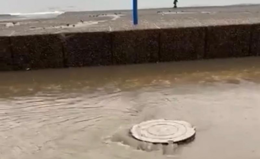 Вода из канализационного люка затопила набережную в Сочи