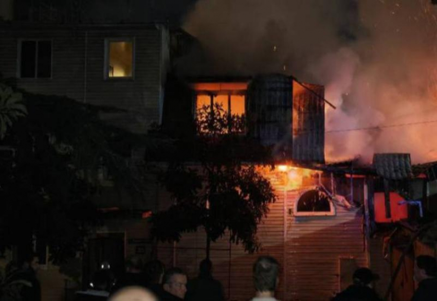 Пять человек эвакуировали во время крупного пожара в центре Сочи