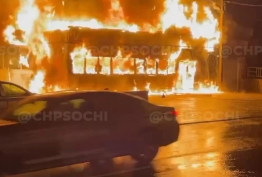 «Жестокая конкуренция»: в Адлере сгорела шиномонтажная мастерская 