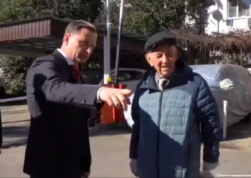 Два дня мэр Сочи пытается понять, откуда в городе берутся свалки 