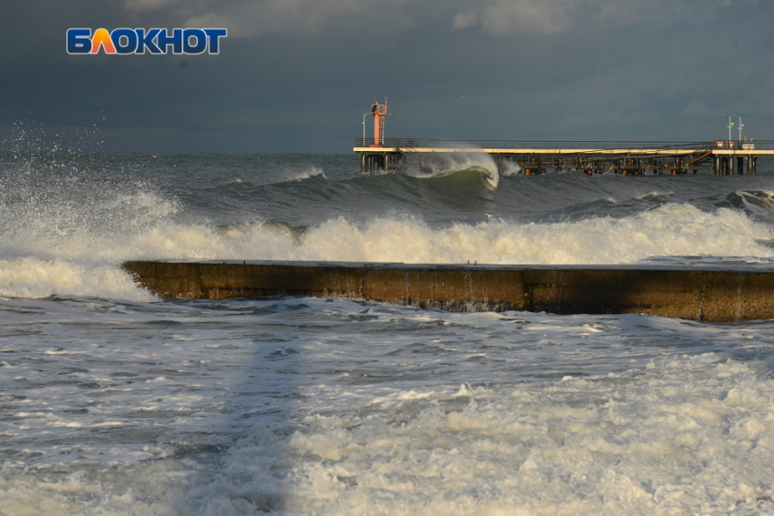 Штормовое предупреждение на два дня объявлено в Сочи