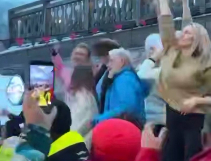 74-летний Олег Газманов устроил зажигательные танцы с девушками в горах Сочи