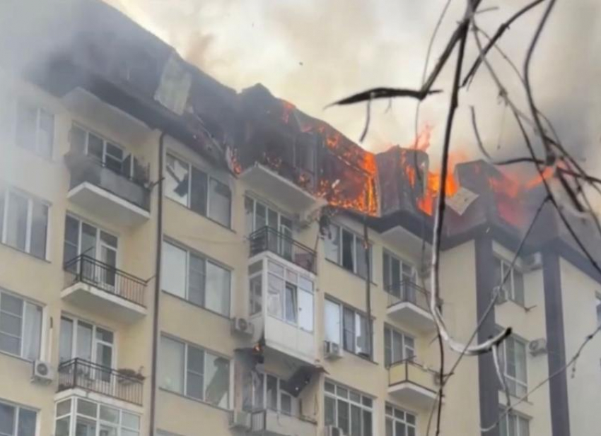 Обрушилась мансарда, пострадали дети: крупный пожар произошел в пятиэтажном доме в Сочи