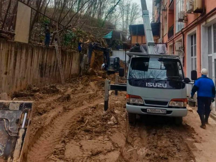 Люди предупреждали: власти игнорировали: повторный оползень сошел по улице Петрозаводской в Сочи