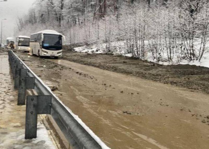 Автомобильное движение полностью восстановили в месте сошедшего оползня в Сочи 