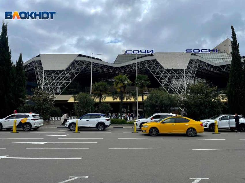 В Сочи изымают автомобили у навязчивых таксистов около аэропорта и вокзалов