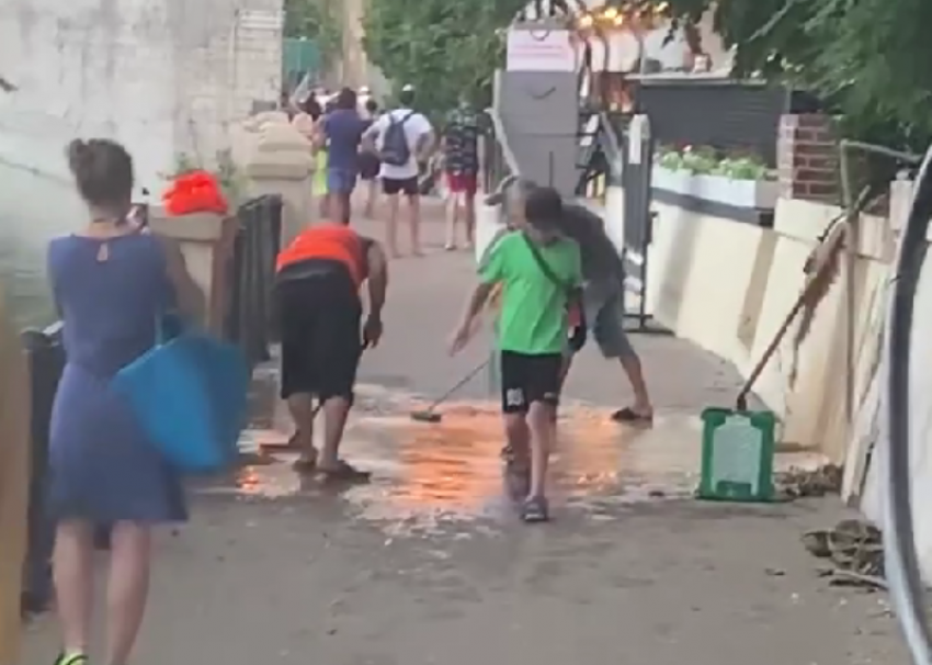 На видео попал момент, как канализацию сбрасывают в реку Сочи, откуда она попадает в море