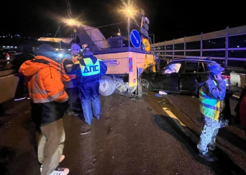  После столкновения с уборочной техникой погиб водитель «БМВ» в Сочи