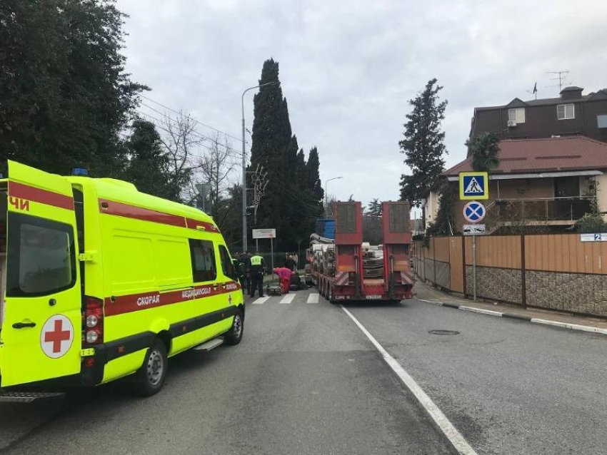 В Сочи тягач сбил школьницу на «зебре»