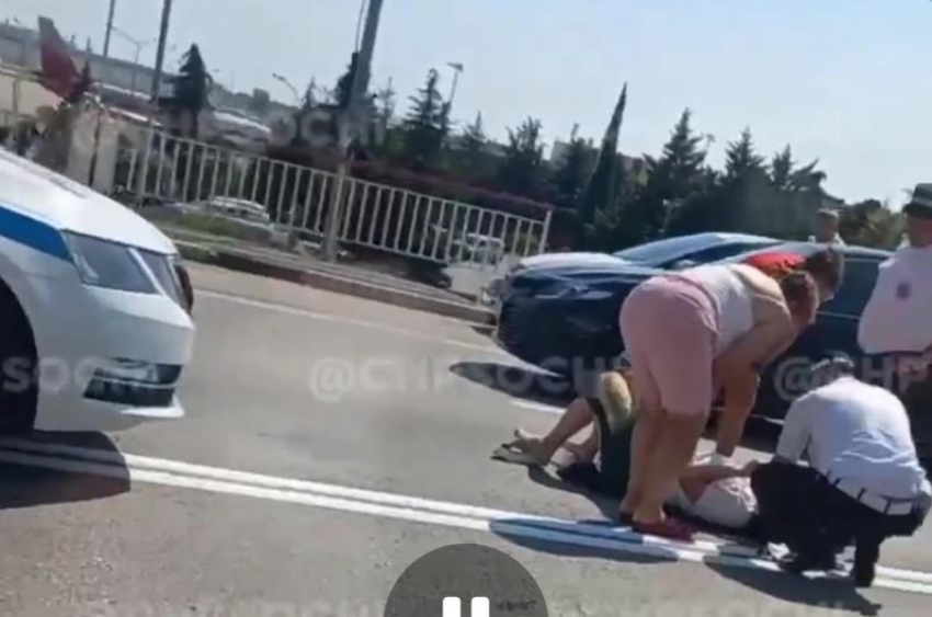 У сочинского аэропорта сбили женщину на пешеходном переходе 