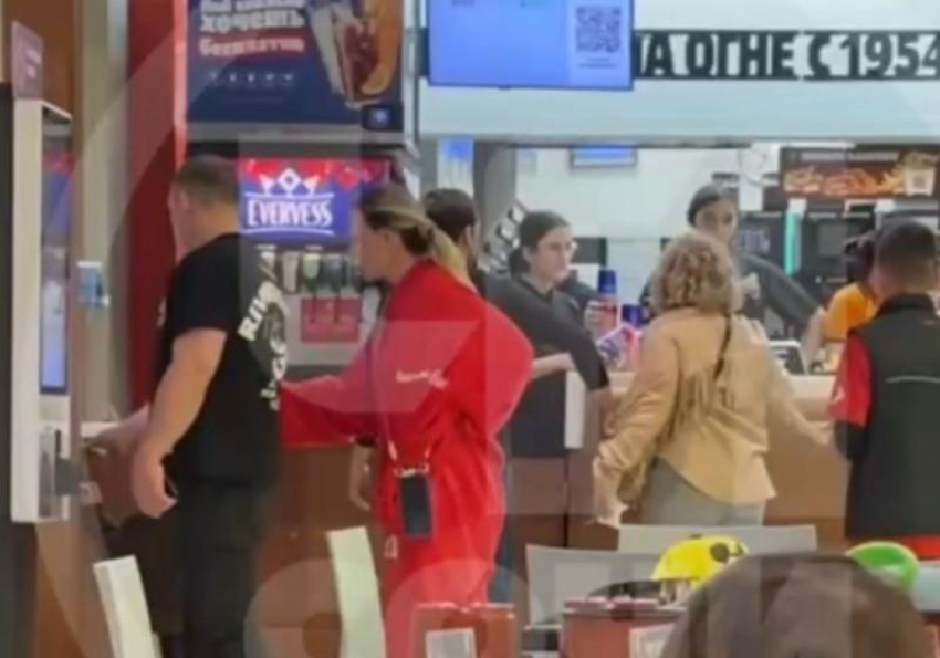 Неадекватная женщина устроила дебош в ресторане «Бургер Кинг» в Сочи