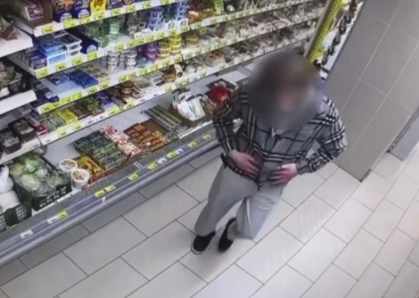 Двое 18-летних парней воровали дорогой сыр из магазинов Сочи, чтобы продавать прохожим