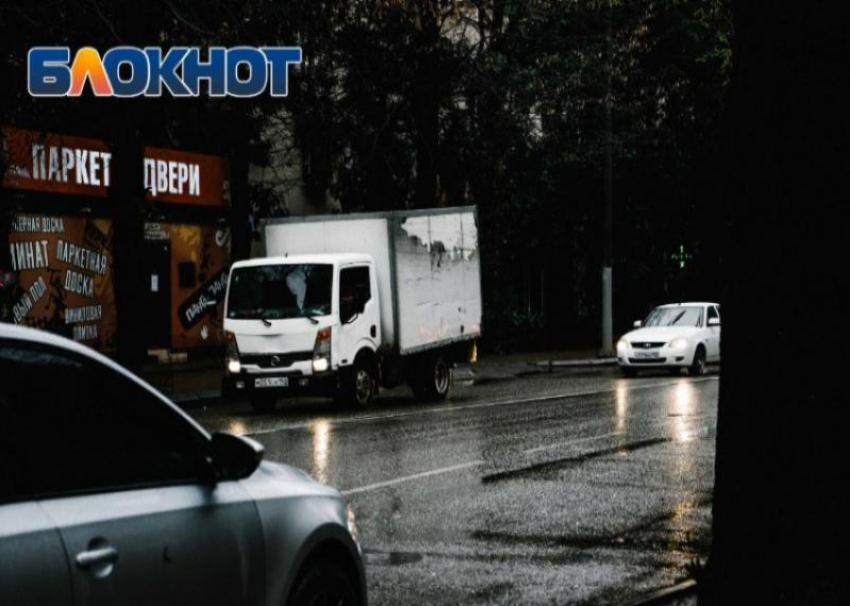 Подростки закидали петардами припаркованные машины в Сочи
