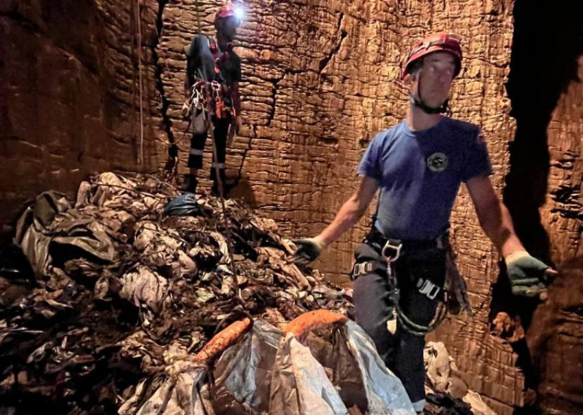 Спасатели Сочи приостановили расчистку пещеры от мусора из-за опасных трупных токсинов