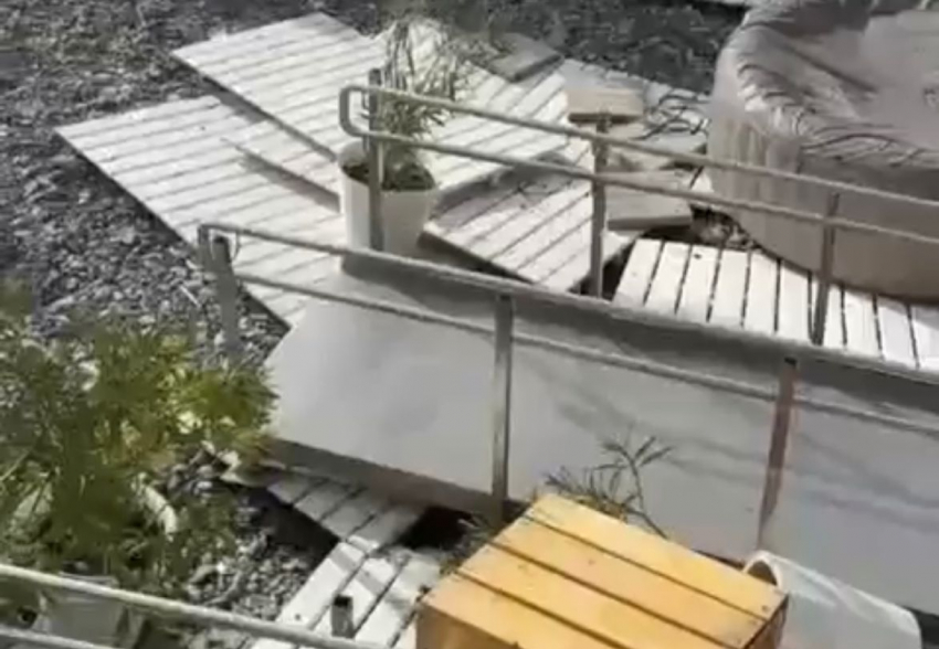 Мощный шторм разрушил пляжи в Сочи