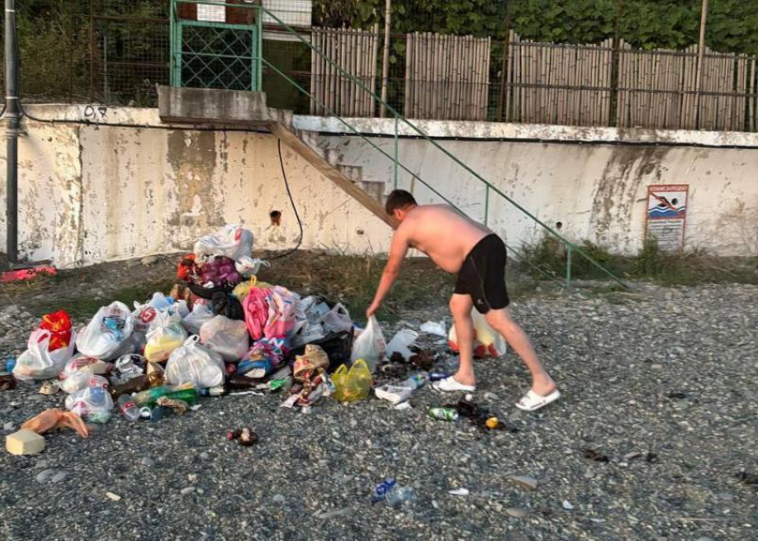  Благодаря туристам разрастаются мусорные кучи на диком пляже Сочи