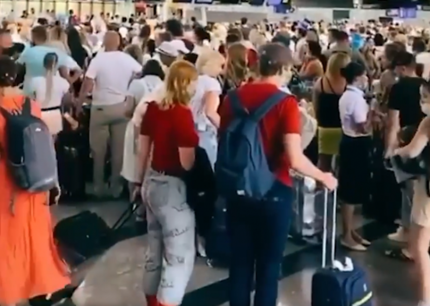 56 рейсов задержаны из-за ночной остановки работы аэропорта Сочи