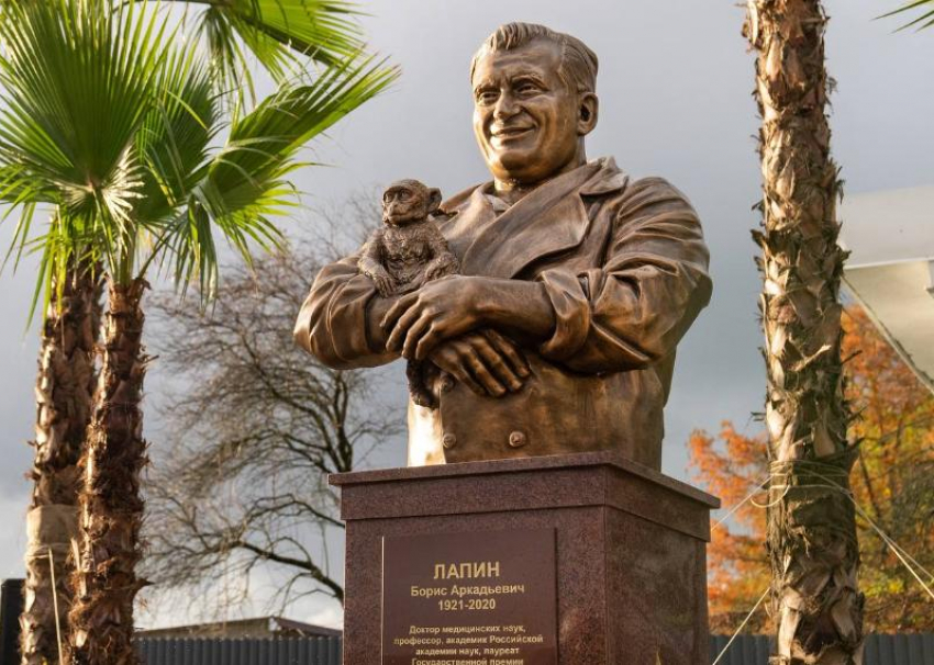 История почётного гражданина Сочи Бориса Лапина, памятник которого установили в местном поселке