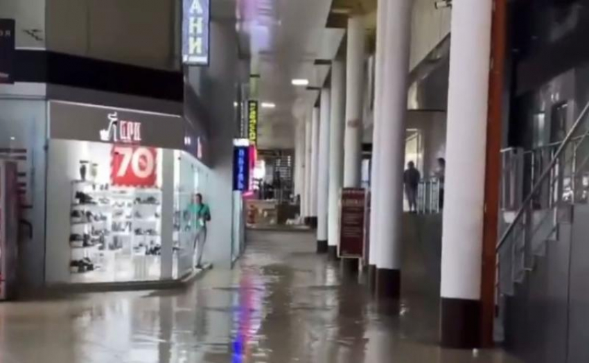 Из-за дождя в центре Сочи затопило торговую галерею