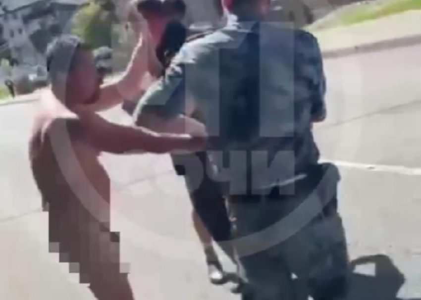 Голый мужчина разгуливал по центру горного поселка в Сочи