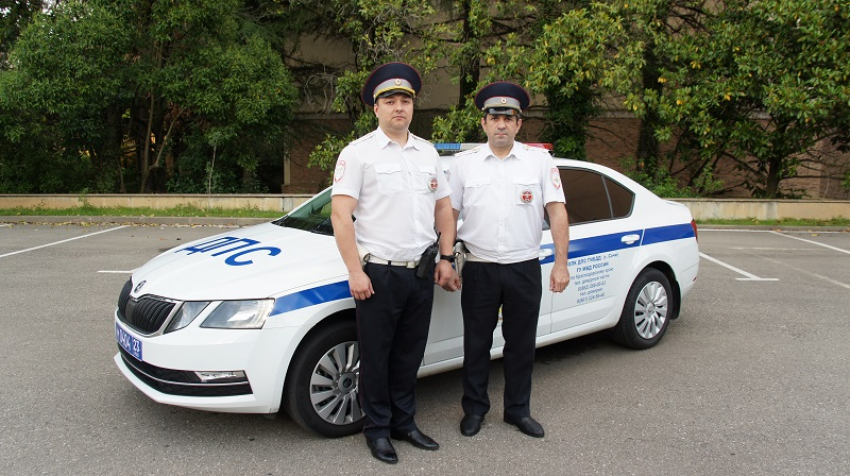 В Сочи сотрудники ДПС спасли жизнь пенсионеру