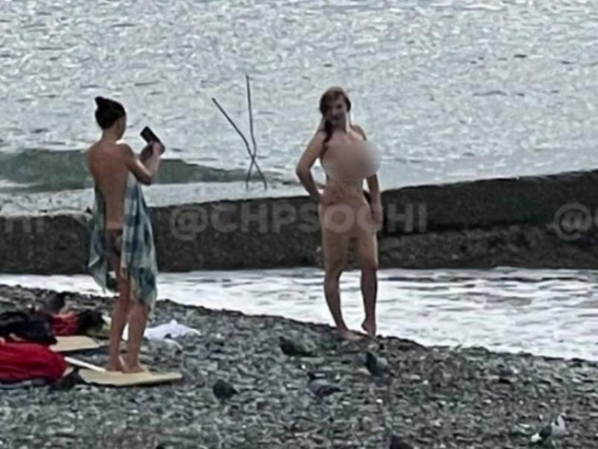 На пляже в Сочи заметили голых отдыхающих
