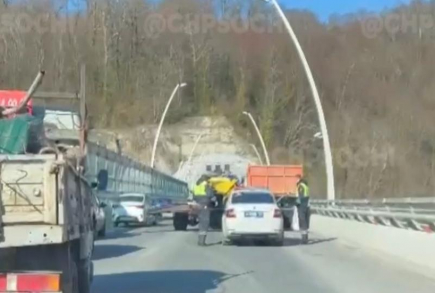 Жесткая авария с участием двух грузовиков произошла в Сочи