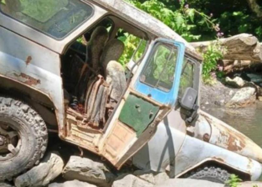 Ржавый автомобиль едва не сбил отдыхающих при падении в реку в Сочи