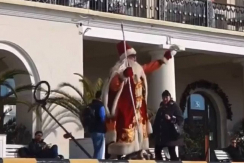Сочинец в костюме Деда Мороза устроил танцы в центре города